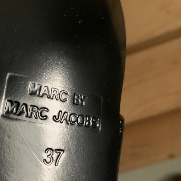 Marc Jacobs black patent leather sandals. In new condition. Size 6-6 1/2. - Picture 7 of 10